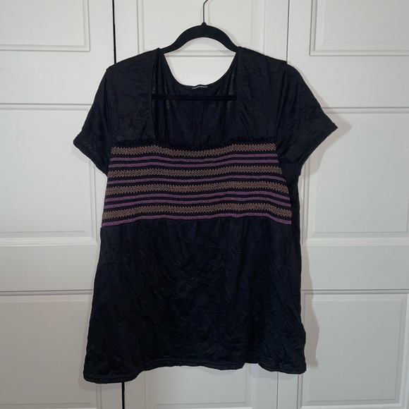 Pennington’s Black Tee with Ruched Stitching Design - Picture 1 of 5